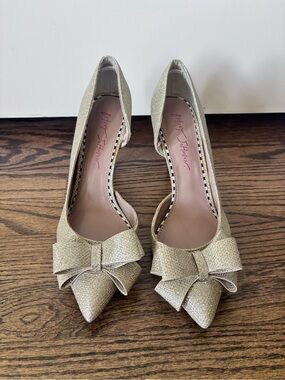 Betsey Johnson Prince Glitter Gold d’Orsay Bow Pumps - Size  8